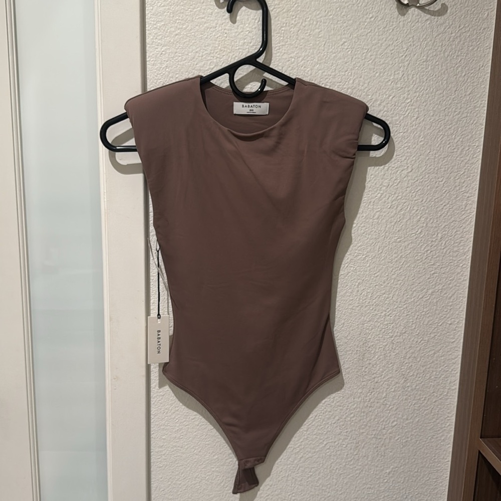 NWT- Babaton (Aritzia) Contour Shoulder Pad Bodysuit in Deep Taupe, XXS